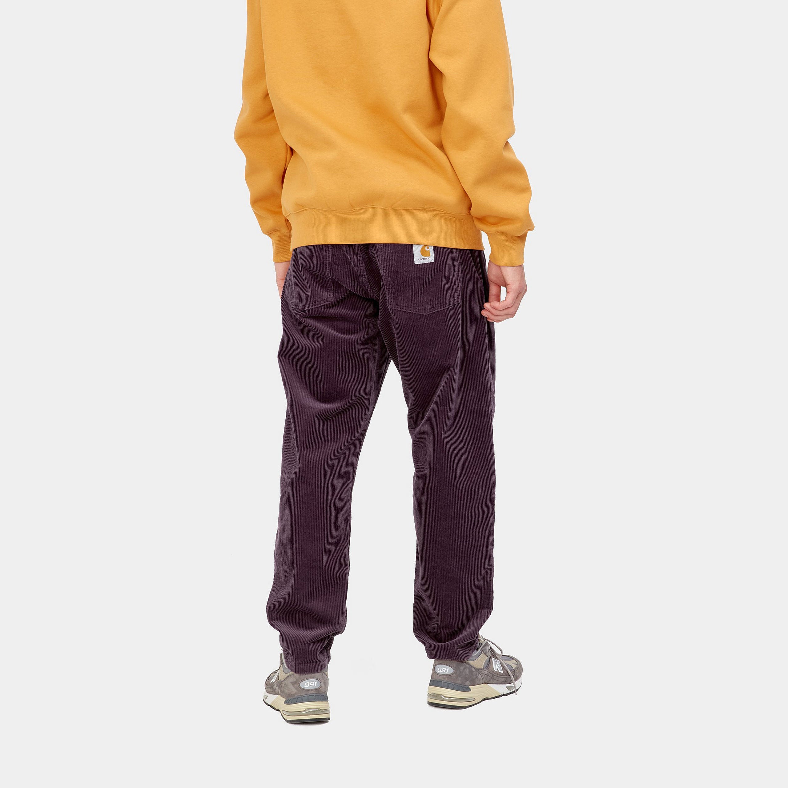 "Carhartt Newel Pant in Plum (Rinsed), Baumwolle, lockere Passform, klassische Five-Pocket Hose in einem Pflaumen Ton."