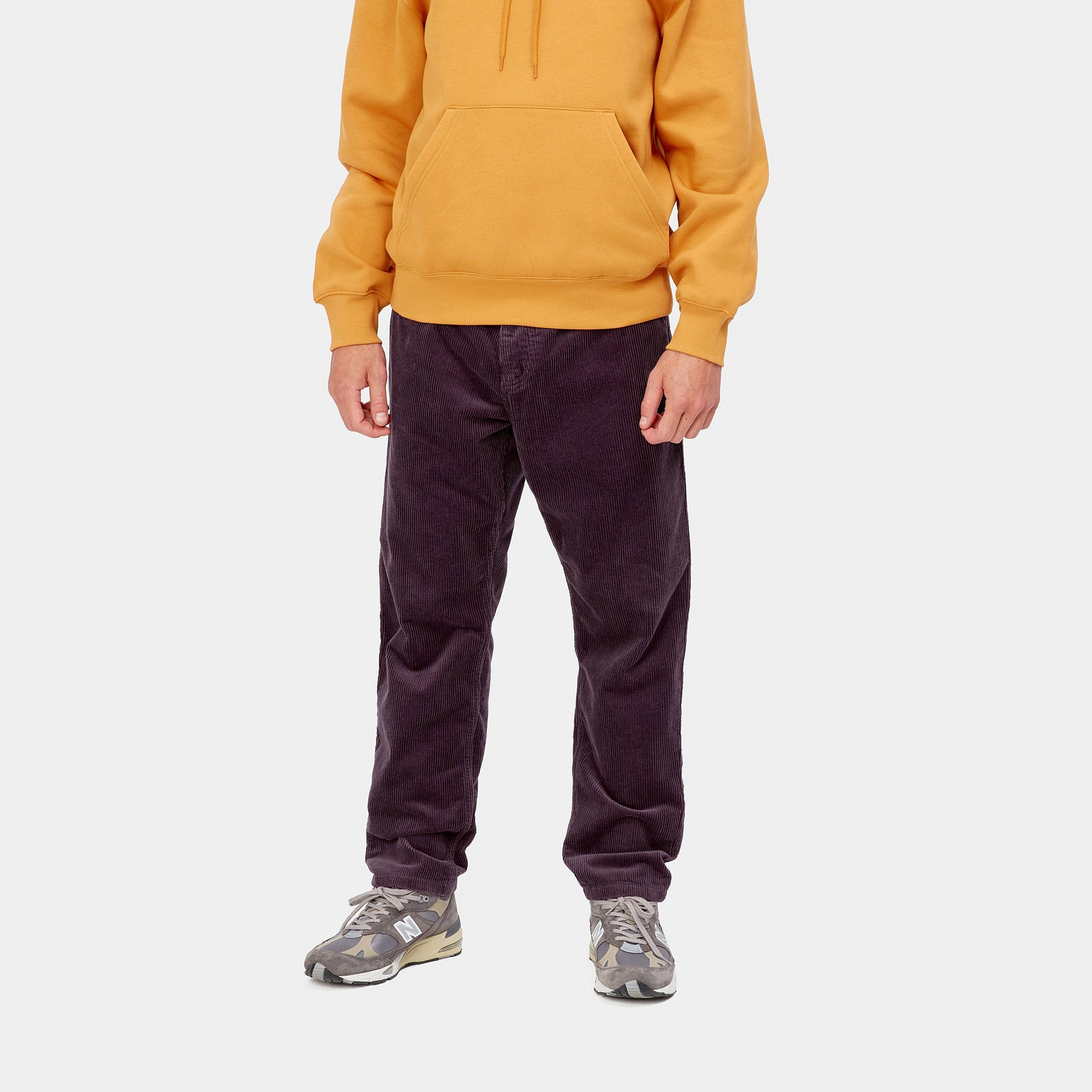 "Carhartt Newel Pant in Plum (Rinsed), Baumwolle, lockere Passform, klassische Five-Pocket Hose in einem Pflaumen Ton."