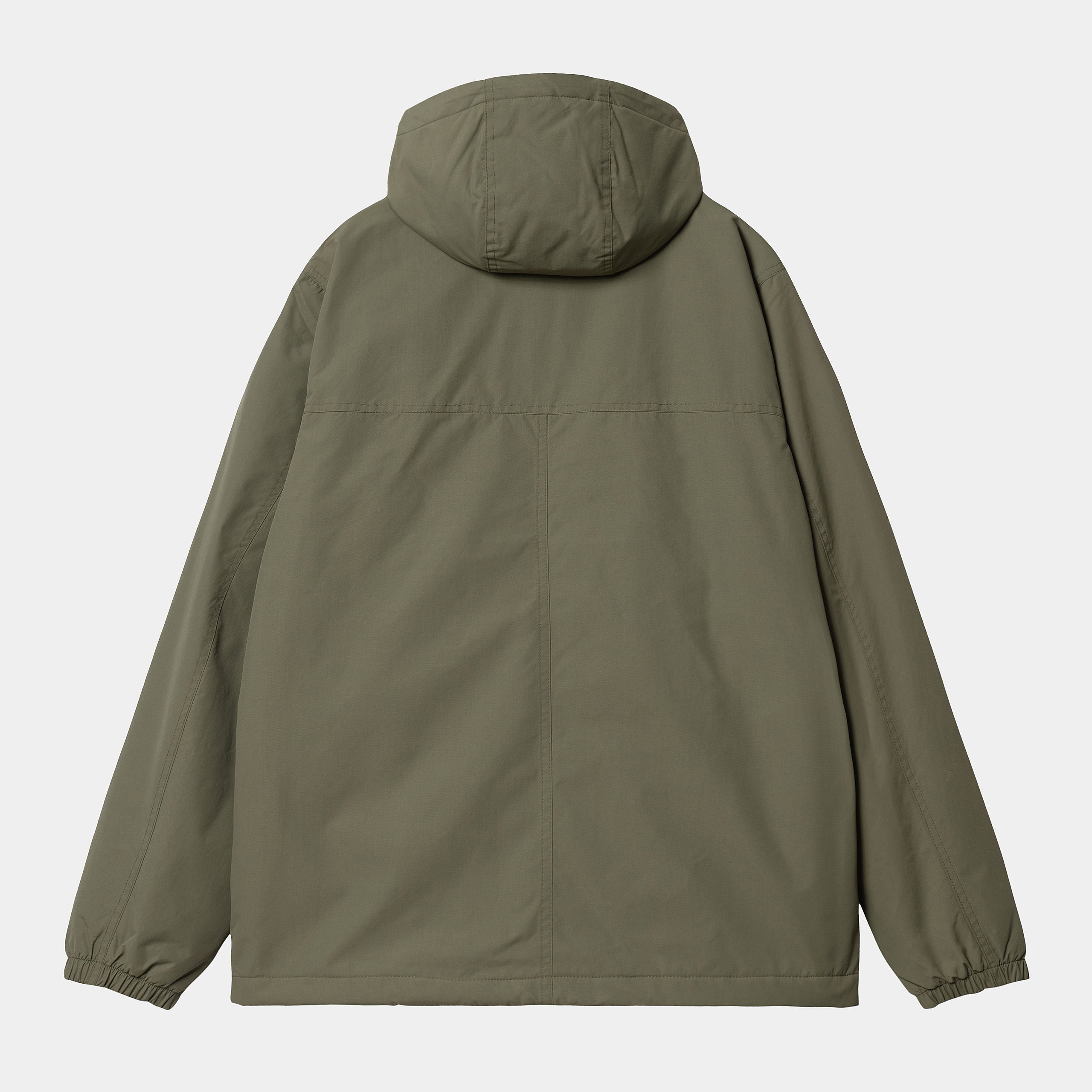 Carhartt WIP Windbreaker Pullover (Winter) – Seaweed / Black. Grüner Winter-Windbreaker aus Nylon mit Fleece-Futter, Kapuze, halbem Reißverschluss und schwarzer Logostickerei.