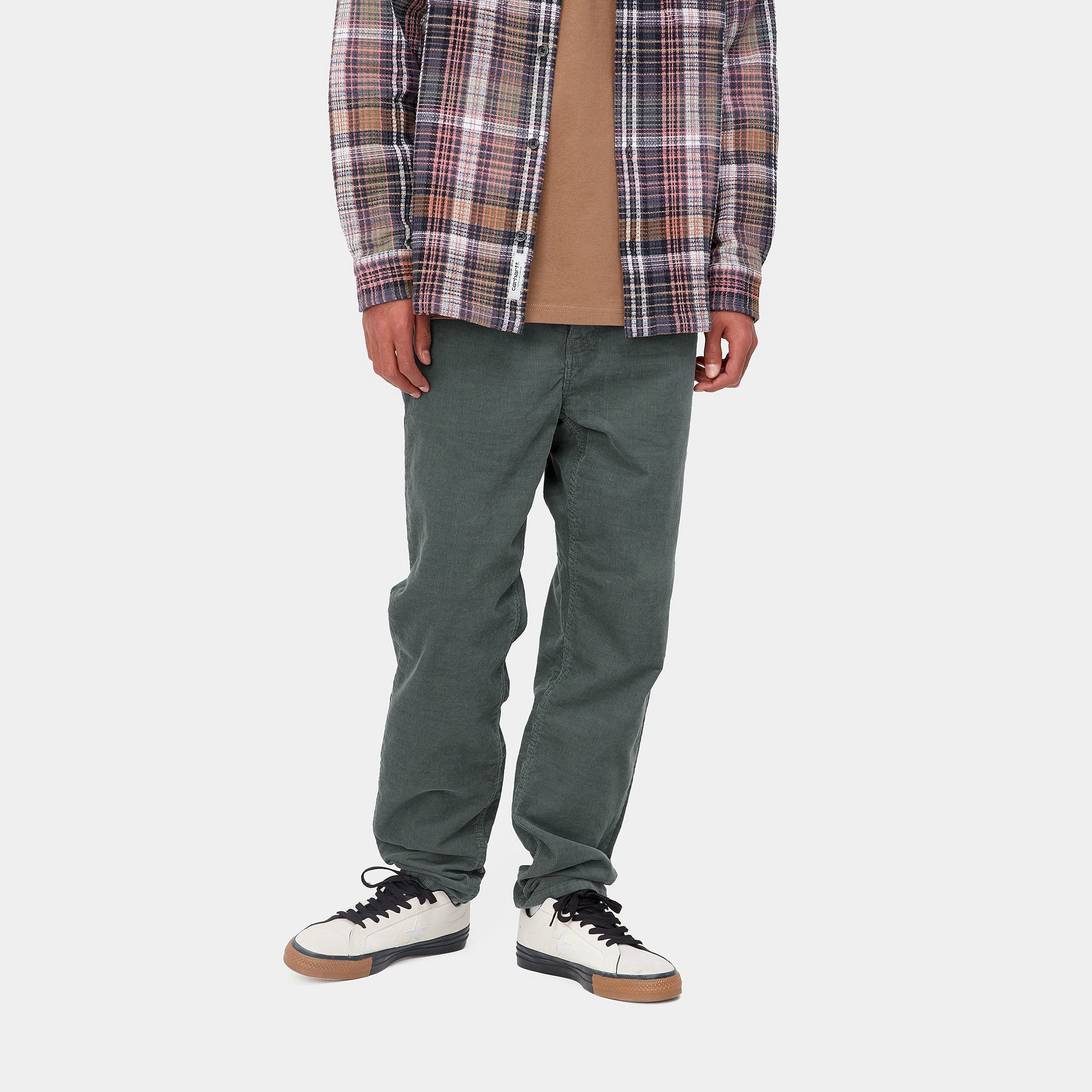 “Carhartt WIP Newel Pant in Jura-Grün, aus robustem Baumwoll-Twill, Cordhose mit lockerer Passform und gewebtem Logo-Patch auf der Gesäßtasche.“