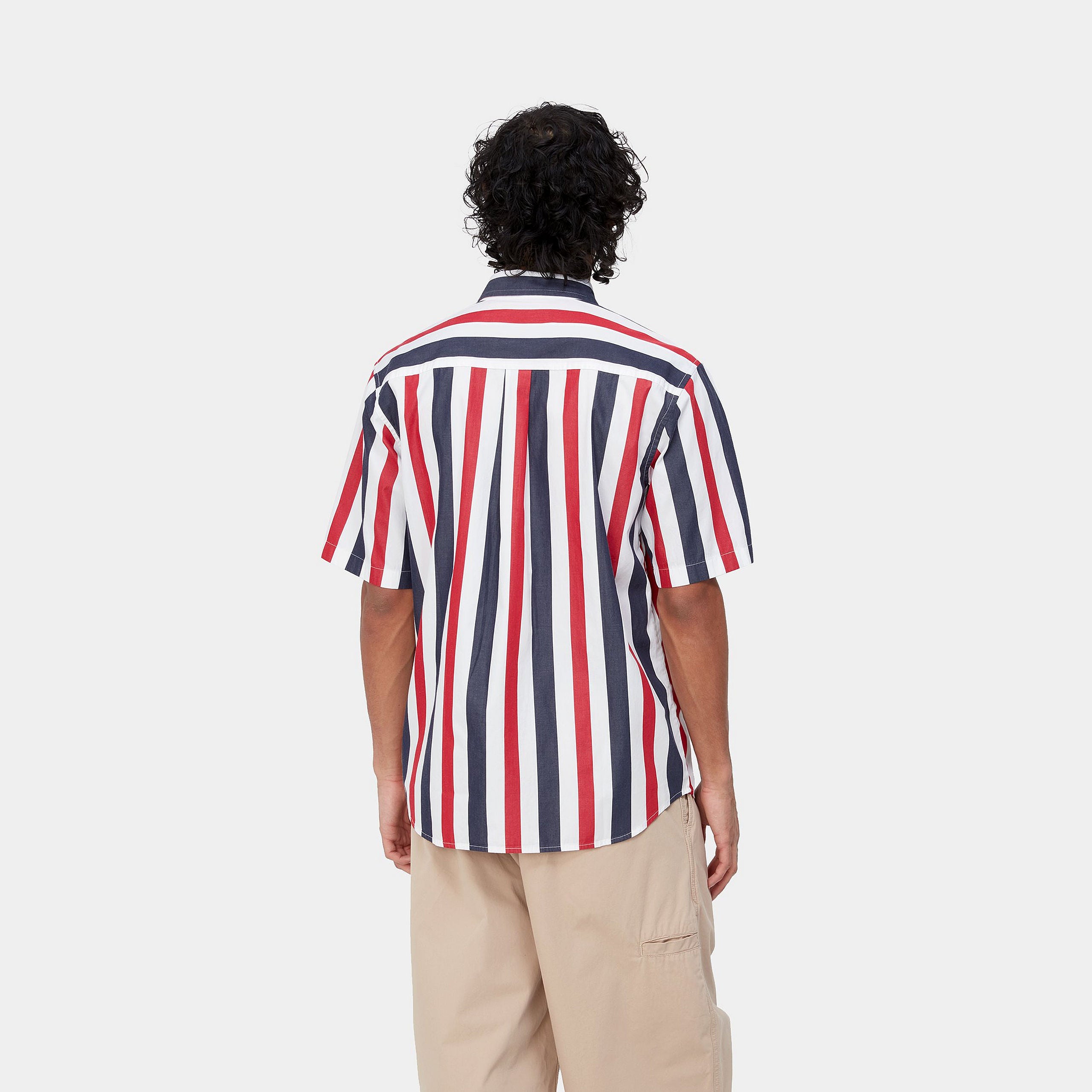 "Carhartt WIP S/S Elcano Shirt – Elcano Stripe, Arcade / Dark Navy. Kurzärmeliges, gestreiftes Hemd in Orange, Blau und Weiß aus Baumwolle, mit Reverskragen und Brusttasche."
