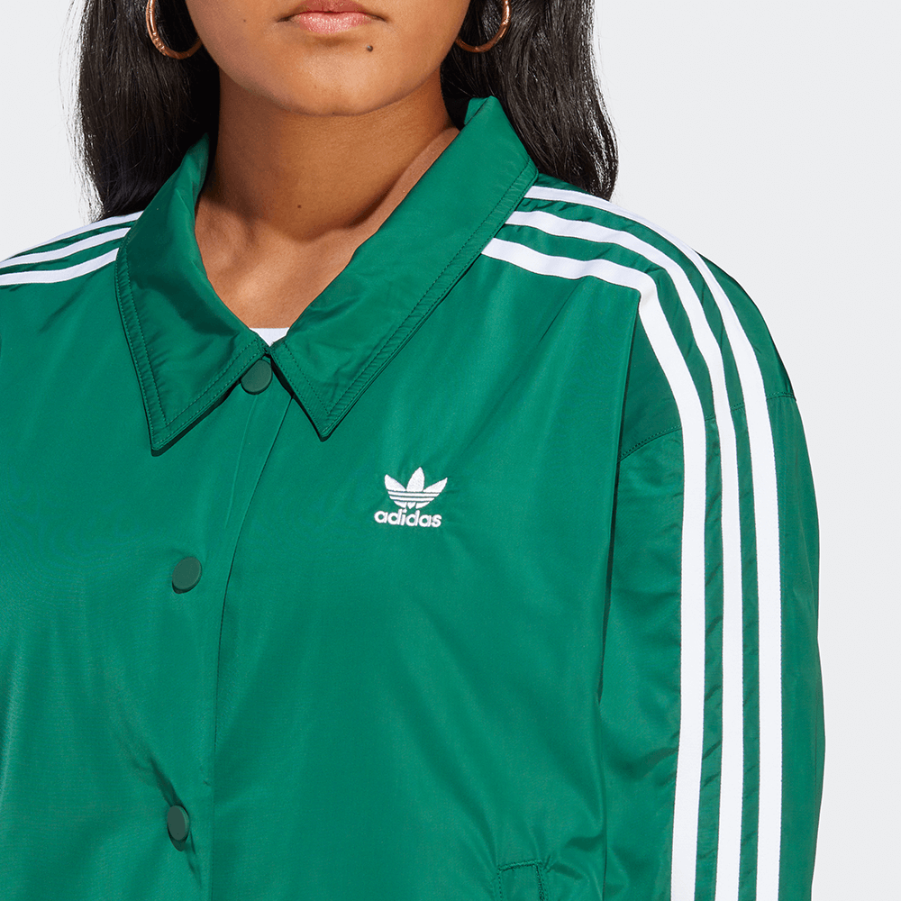 "Adidas Classics Coach Jacket W, Dark Green (dunkles Grün), leichtes Obermaterial, sportliche Damenjacke im Coach-Stil mit Druckknöpfen und Logo."
