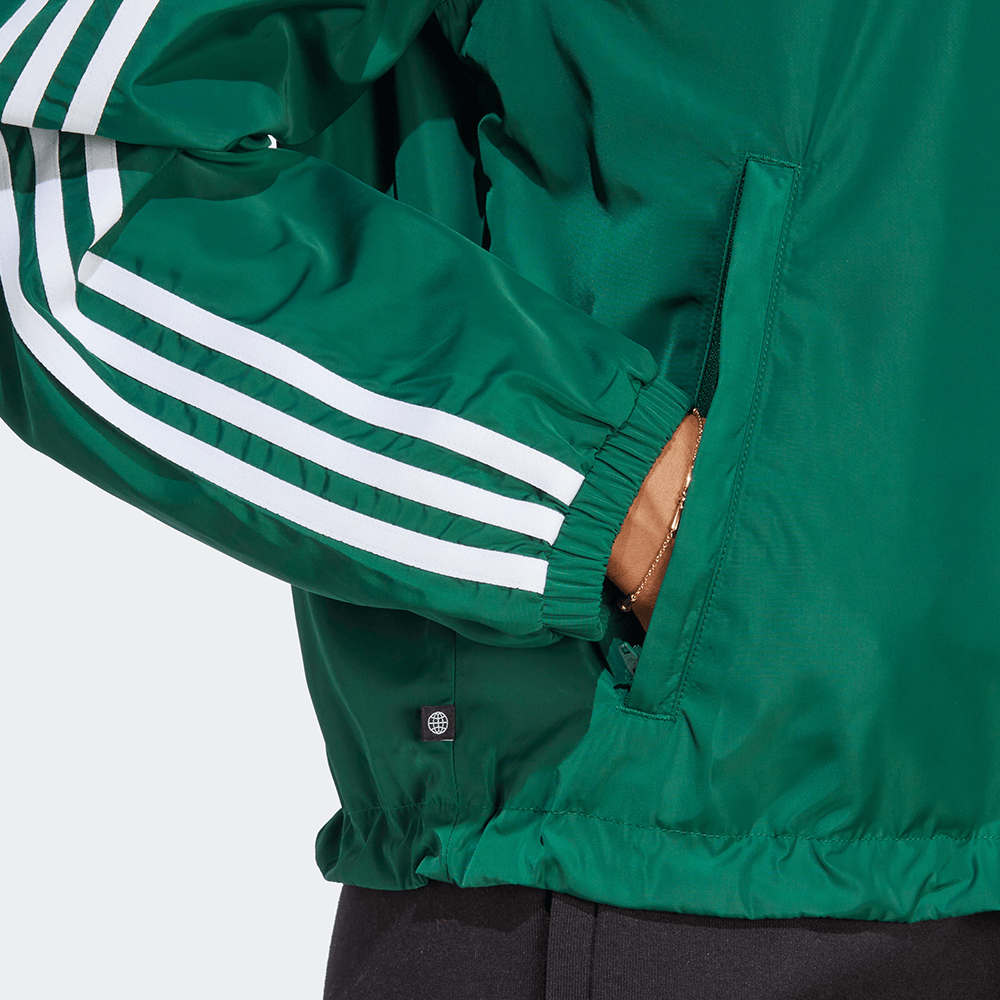 "Adidas Classics Coach Jacket W, Dark Green (dunkles Grün), leichtes Obermaterial, sportliche Damenjacke im Coach-Stil mit Druckknöpfen und Logo."