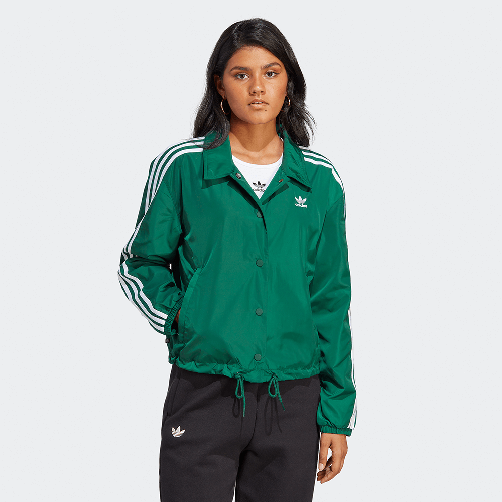 "Adidas Classics Coach Jacket W, Dark Green (dunkles Grün), leichtes Obermaterial, sportliche Damenjacke im Coach-Stil mit Druckknöpfen und Logo."