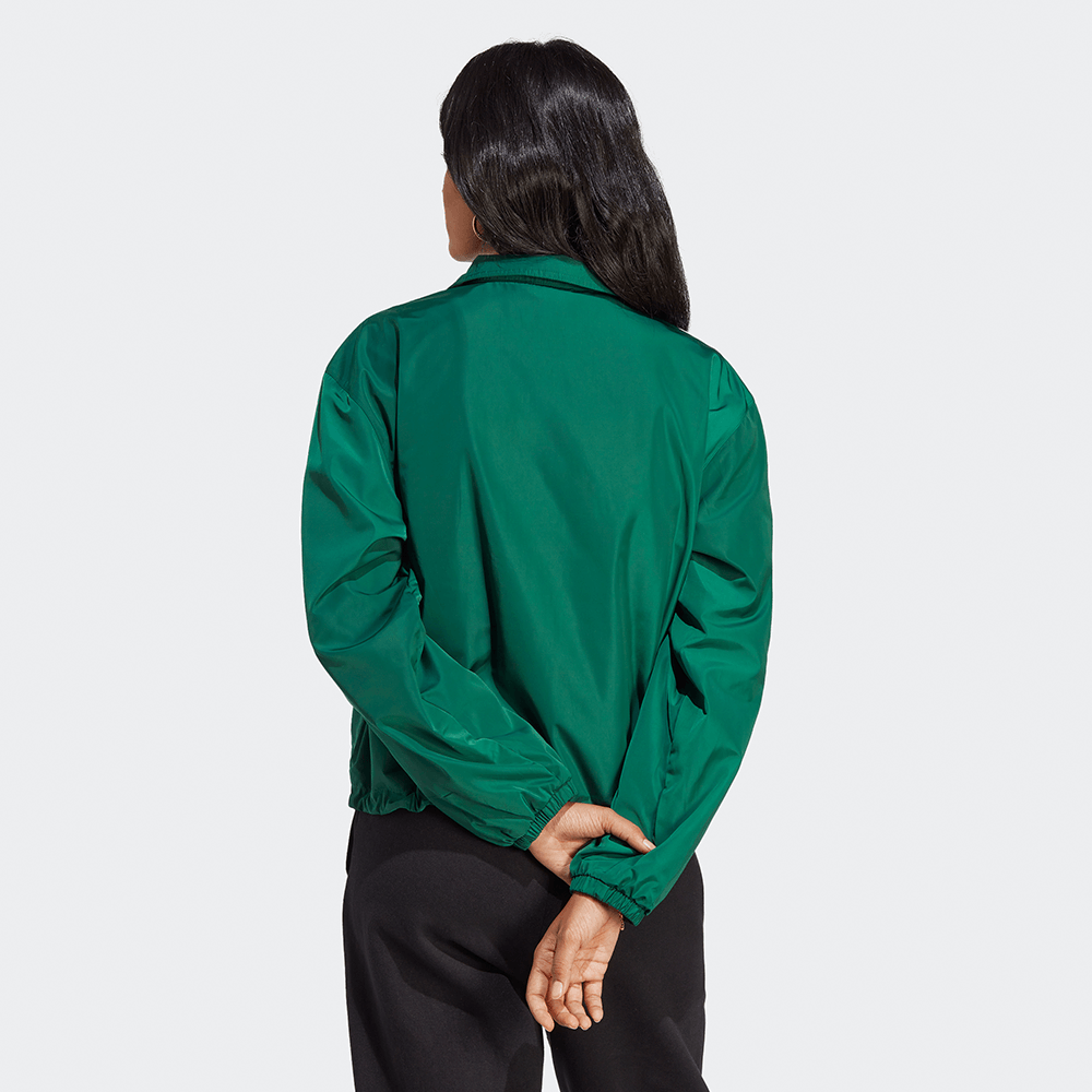 "Adidas Classics Coach Jacket W, Dark Green (dunkles Grün), leichtes Obermaterial, sportliche Damenjacke im Coach-Stil mit Druckknöpfen und Logo."