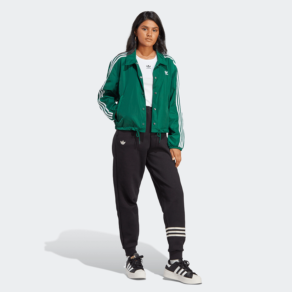 "Adidas Classics Coach Jacket W, Dark Green (dunkles Grün), leichtes Obermaterial, sportliche Damenjacke im Coach-Stil mit Druckknöpfen und Logo."