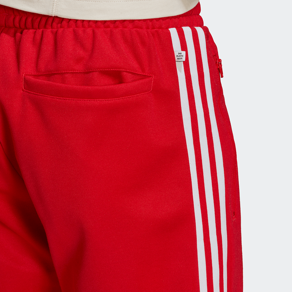 "Adidas Beckenbauer Track Pants in Vivid Red, Polyester-Mischung, klassische Trainingshose mit Streifen, leuchtend rote Farbe."