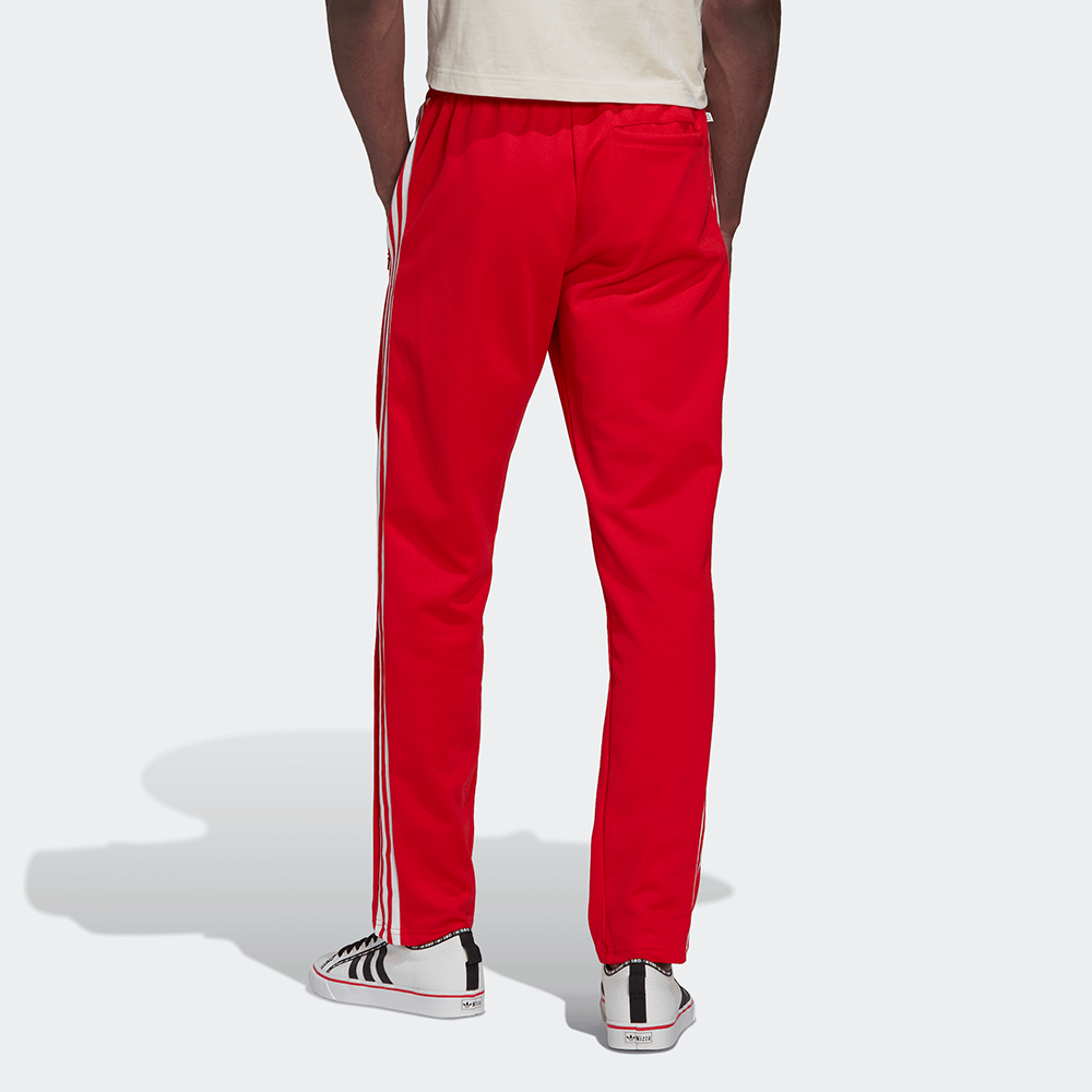 "Adidas Beckenbauer Track Pants in Vivid Red, Polyester-Mischung, klassische Trainingshose mit Streifen, leuchtend rote Farbe."
