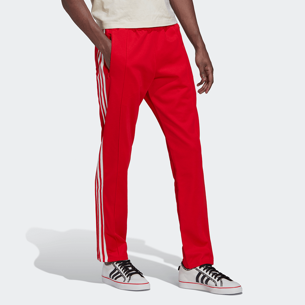 "Adidas Beckenbauer Track Pants in Vivid Red, Polyester-Mischung, klassische Trainingshose mit Streifen, leuchtend rote Farbe."