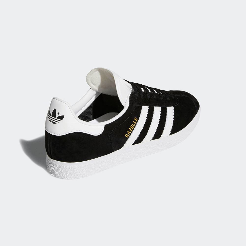 "Adidas Gazelle, Core Black/Footwear White, Wildleder, klassischer Sneaker in Schwarz mit weißen Streifen und goldener 'Gazelle'-Aufschrift."
