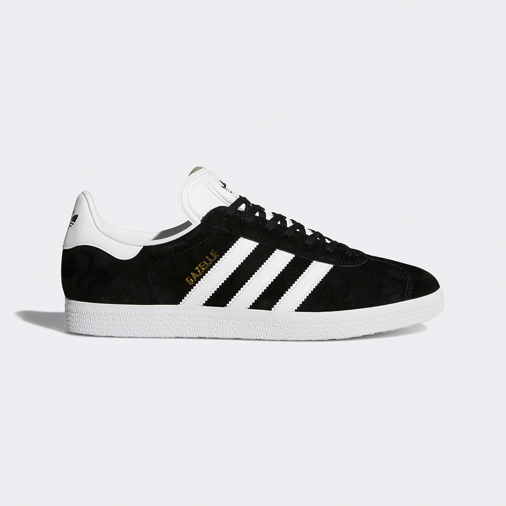 "Adidas Gazelle, Core Black/Footwear White, Wildleder, klassischer Sneaker in Schwarz mit weißen Streifen und goldener 'Gazelle'-Aufschrift."