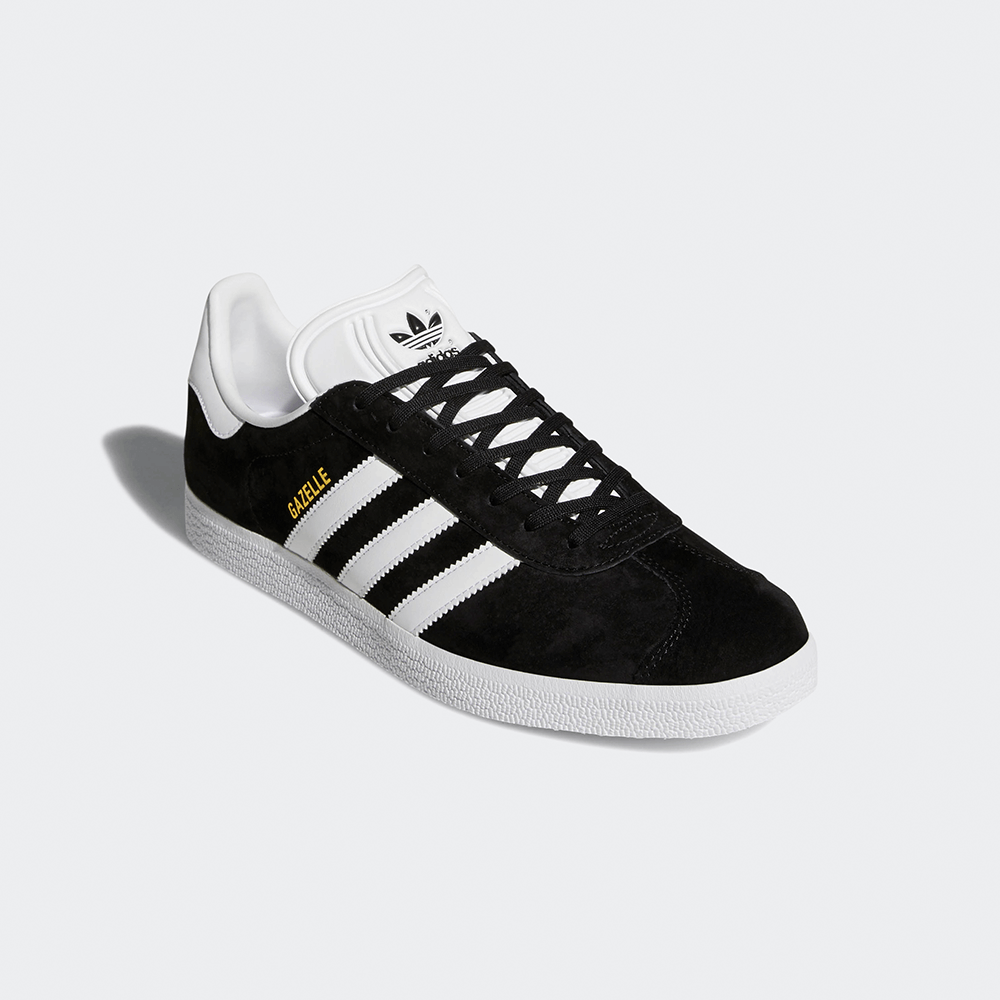 "Adidas Gazelle, Core Black/Footwear White, Wildleder, klassischer Sneaker in Schwarz mit weißen Streifen und goldener 'Gazelle'-Aufschrift."