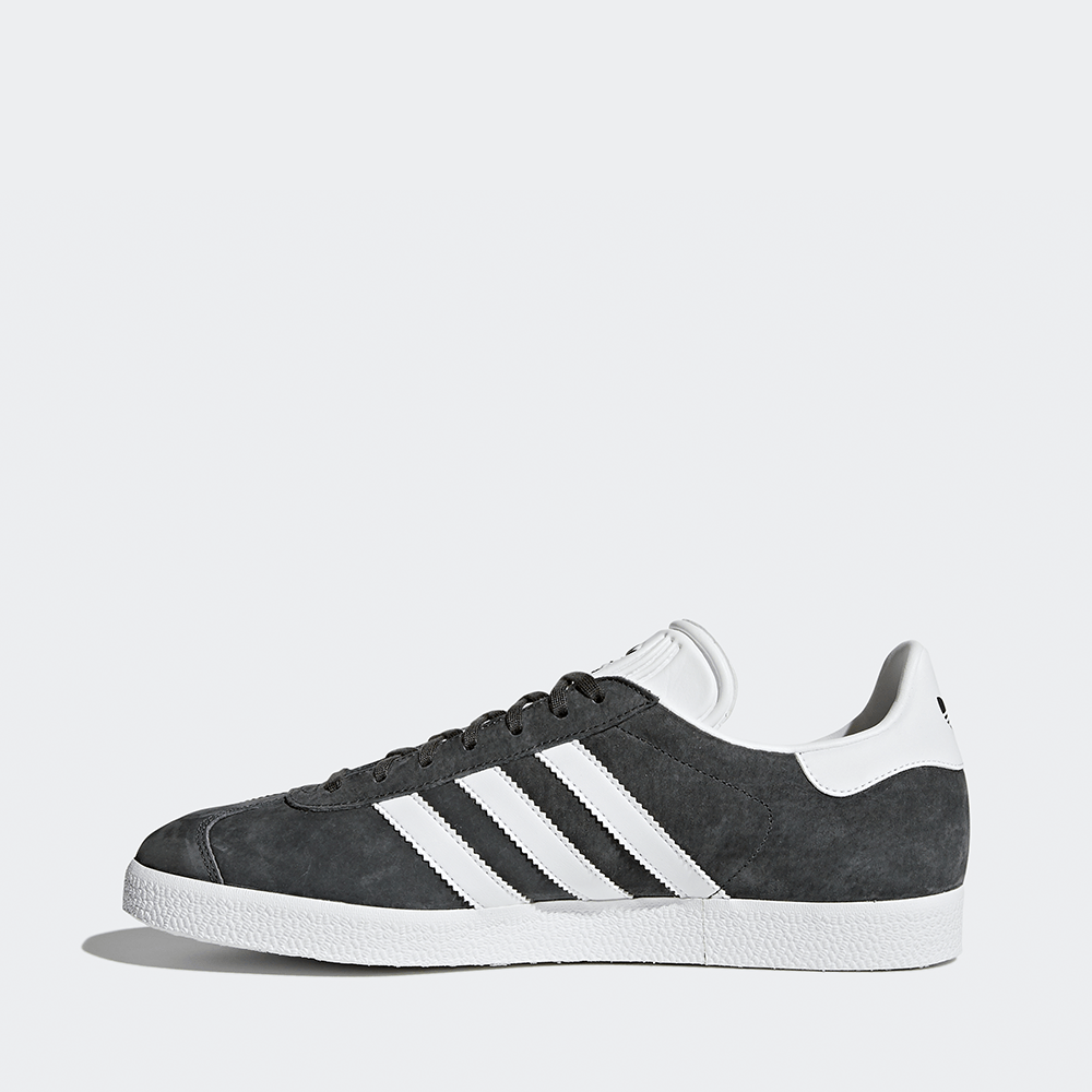 "Adidas Gazelle, Grau/Weiß, Wildleder, klassischer Sneaker in Grau mit weißen Streifen und goldener 'Gazelle'-Aufschrift."