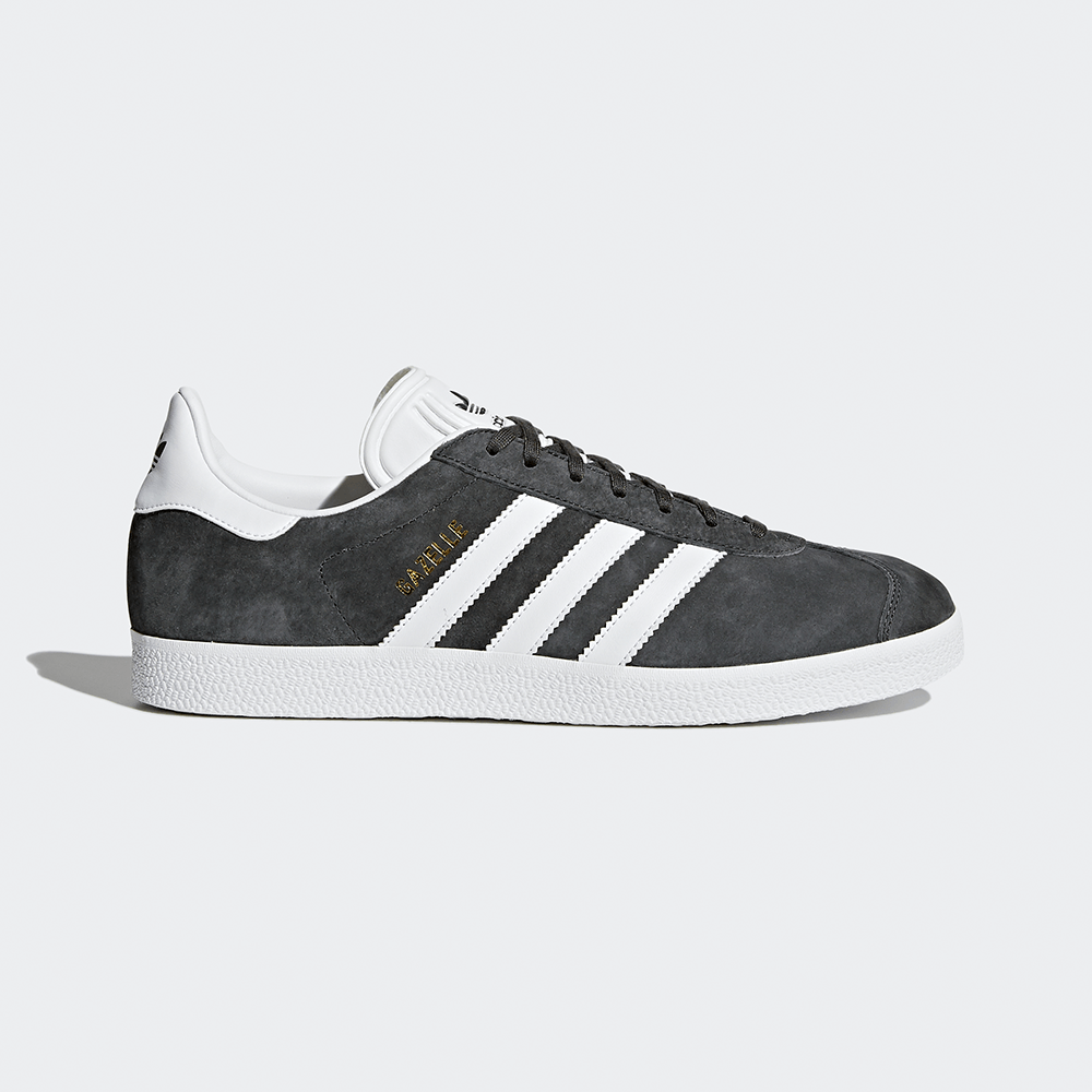 "Adidas Gazelle, Grau/Weiß, Wildleder, klassischer Sneaker in Grau mit weißen Streifen und goldener 'Gazelle'-Aufschrift."