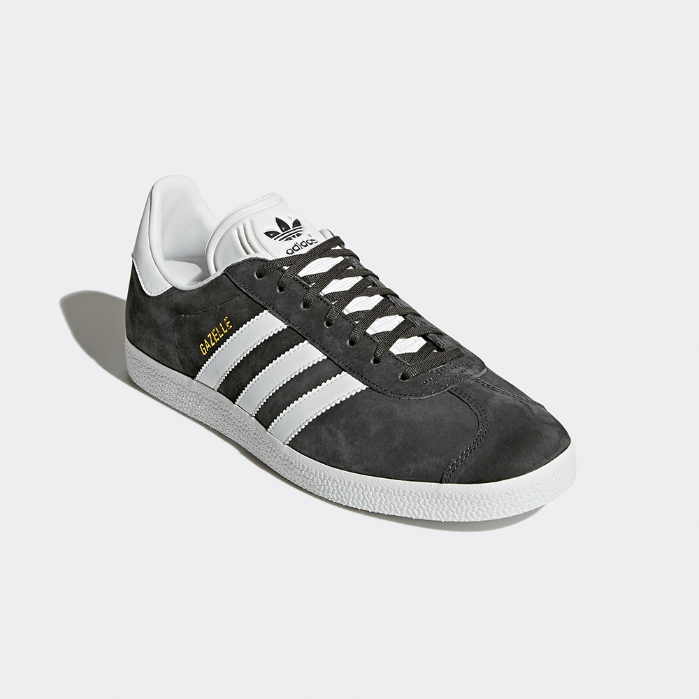 "Adidas Gazelle, Grau/Weiß, Wildleder, klassischer Sneaker in Grau mit weißen Streifen und goldener 'Gazelle'-Aufschrift."