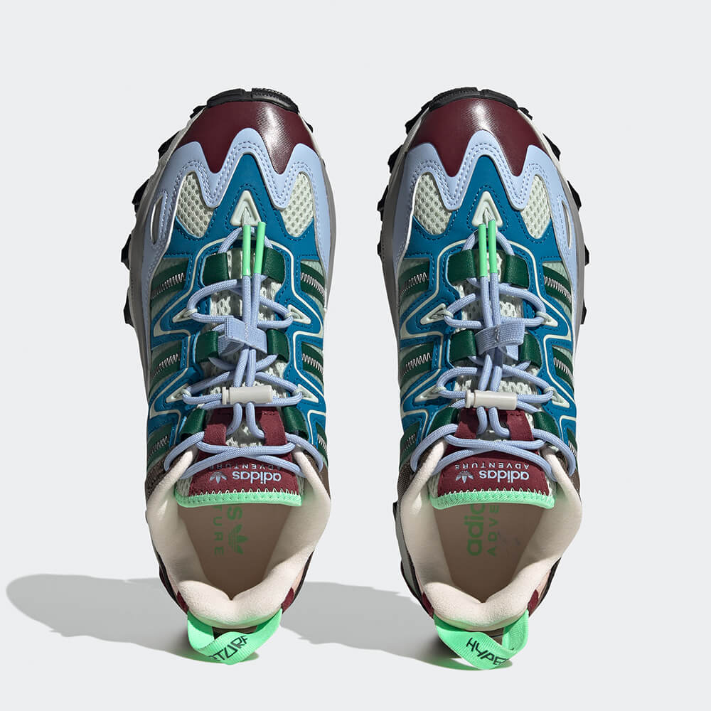 "Adidas Hyperturf Adventure, Earth Strata (Erdtöne), Textil/Synthetik, robuster Outdoor-Sneaker mit strukturierten Overlays und markanter Sohle."