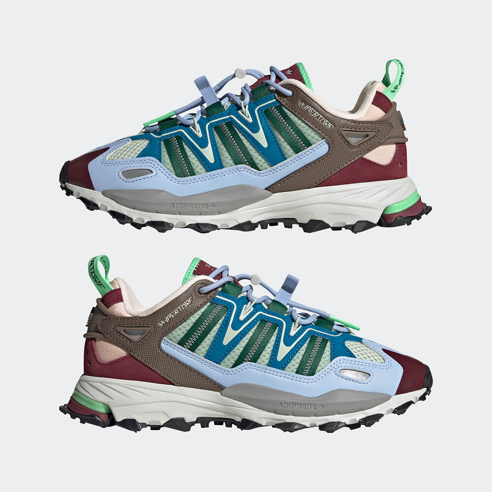"Adidas Hyperturf Adventure, Earth Strata (Erdtöne), Textil/Synthetik, robuster Outdoor-Sneaker mit strukturierten Overlays und markanter Sohle."