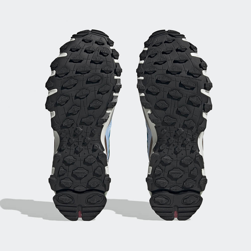 "Adidas Hyperturf Adventure, Earth Strata (Erdtöne), Textil/Synthetik, robuster Outdoor-Sneaker mit strukturierten Overlays und markanter Sohle."