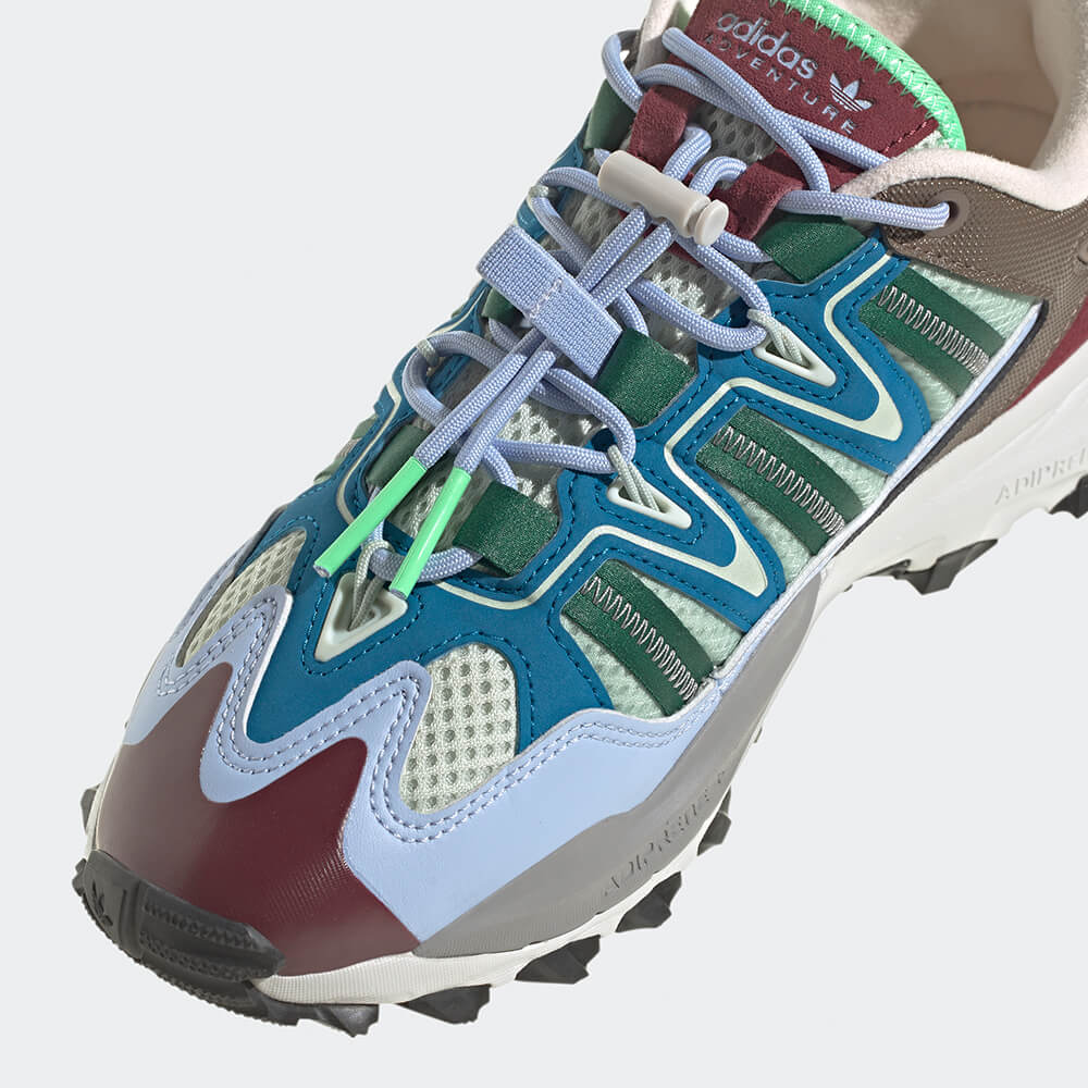 "Adidas Hyperturf Adventure, Earth Strata (Erdtöne), Textil/Synthetik, robuster Outdoor-Sneaker mit strukturierten Overlays und markanter Sohle."