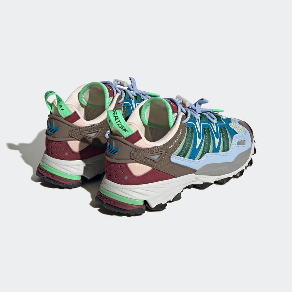 "Adidas Hyperturf Adventure, Earth Strata (Erdtöne), Textil/Synthetik, robuster Outdoor-Sneaker mit strukturierten Overlays und markanter Sohle."
