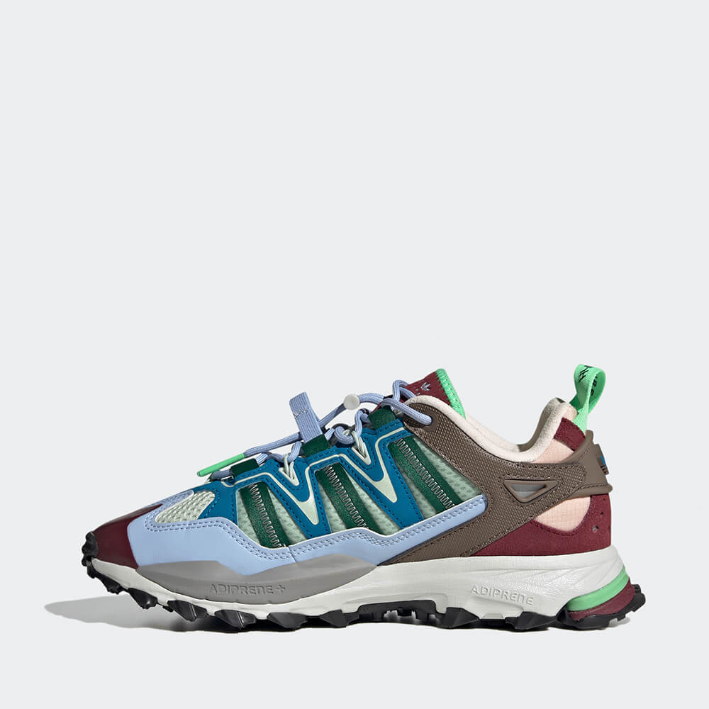 "Adidas Hyperturf Adventure, Earth Strata (Erdtöne), Textil/Synthetik, robuster Outdoor-Sneaker mit strukturierten Overlays und markanter Sohle."
