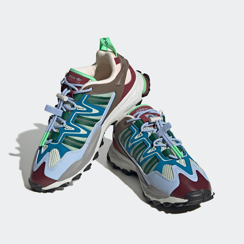 "Adidas Hyperturf Adventure, Earth Strata (Erdtöne), Textil/Synthetik, robuster Outdoor-Sneaker mit strukturierten Overlays und markanter Sohle."