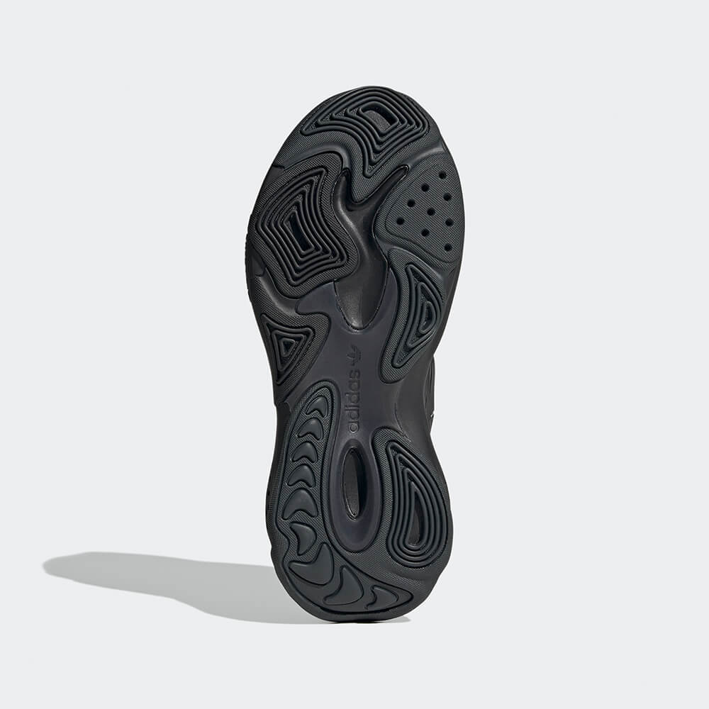 "Adidas Ozrah J, Core Black/Carbon/Cloud White, Textil/Synthetik, futuristischer Sneaker in Schwarz-Grau-Weiß mit dynamischen Linien und markanter Sohle."