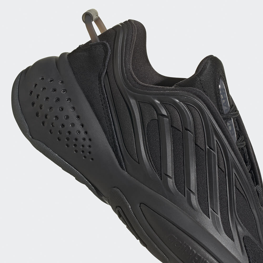 "Adidas Ozrah J, Core Black/Carbon/Cloud White, Textil/Synthetik, futuristischer Sneaker in Schwarz-Grau-Weiß mit dynamischen Linien und markanter Sohle."