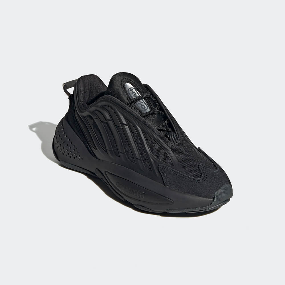 "Adidas Ozrah J, Core Black/Carbon/Cloud White, Textil/Synthetik, futuristischer Sneaker in Schwarz-Grau-Weiß mit dynamischen Linien und markanter Sohle."