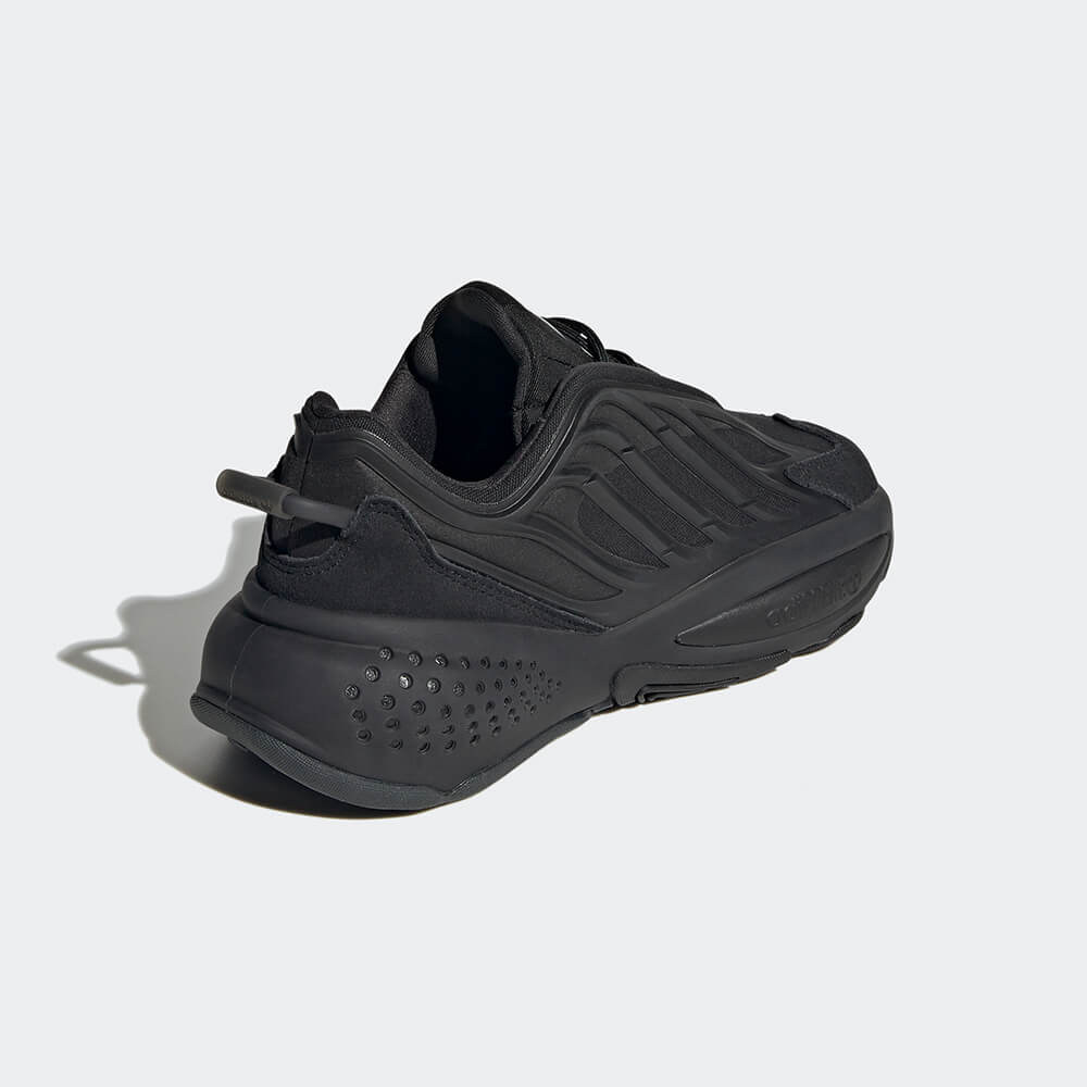 "Adidas Ozrah J, Core Black/Carbon/Cloud White, Textil/Synthetik, futuristischer Sneaker in Schwarz-Grau-Weiß mit dynamischen Linien und markanter Sohle."