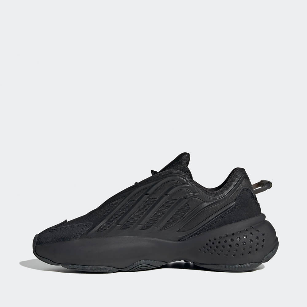 "Adidas Ozrah J, Core Black/Carbon/Cloud White, Textil/Synthetik, futuristischer Sneaker in Schwarz-Grau-Weiß mit dynamischen Linien und markanter Sohle."