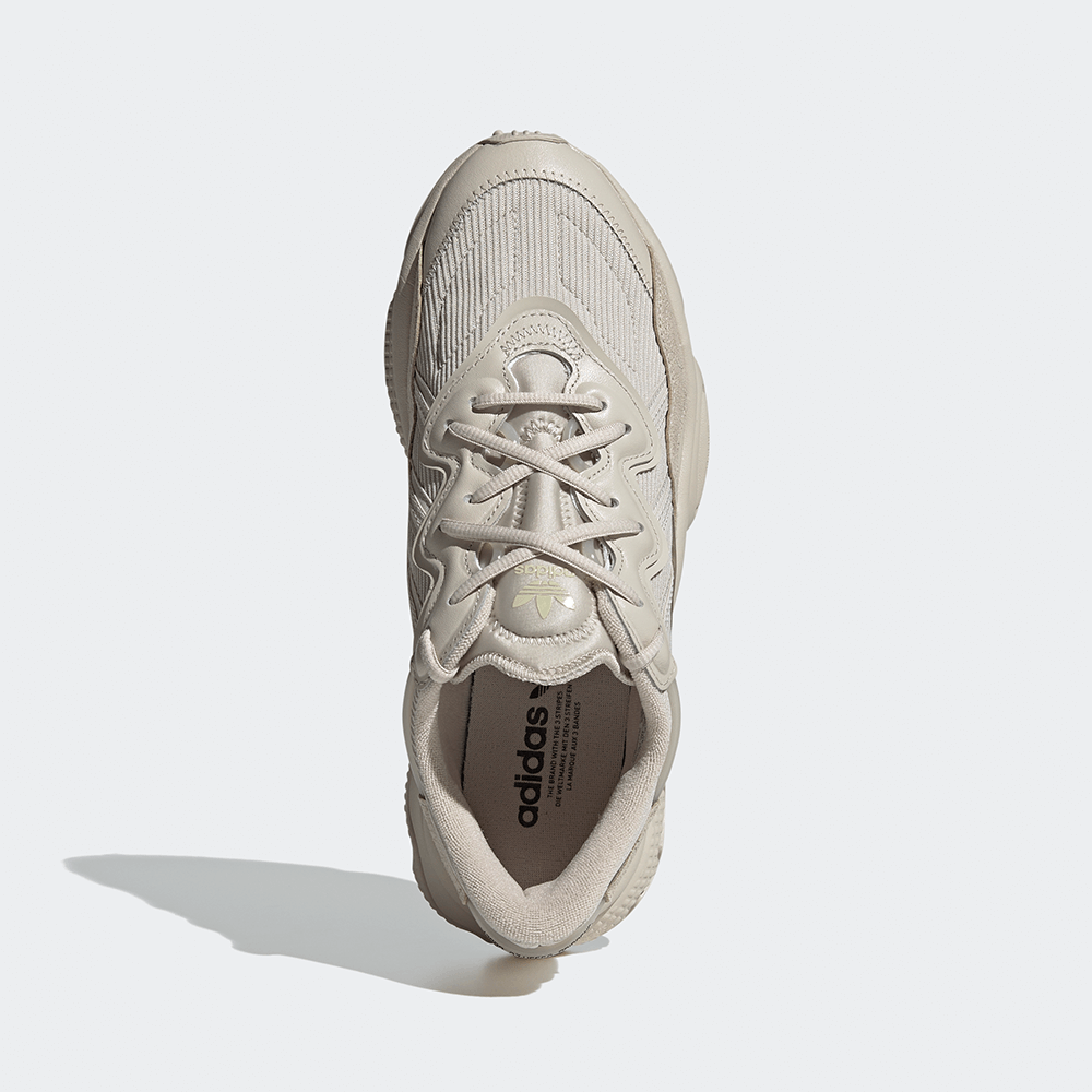 "Adidas Ozweego, Bliss (helles Beige/Creme), Mesh/Synthetik, futuristischer Sneaker mit wellenförmigen Overlays und markanter Sohle."