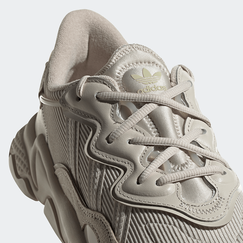"Adidas Ozweego, Bliss (helles Beige/Creme), Mesh/Synthetik, futuristischer Sneaker mit wellenförmigen Overlays und markanter Sohle."