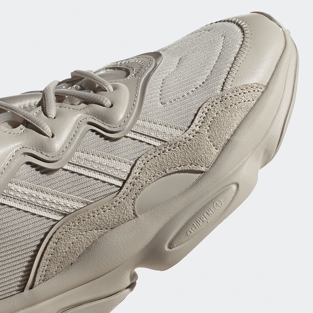 "Adidas Ozweego, Bliss (helles Beige/Creme), Mesh/Synthetik, futuristischer Sneaker mit wellenförmigen Overlays und markanter Sohle."