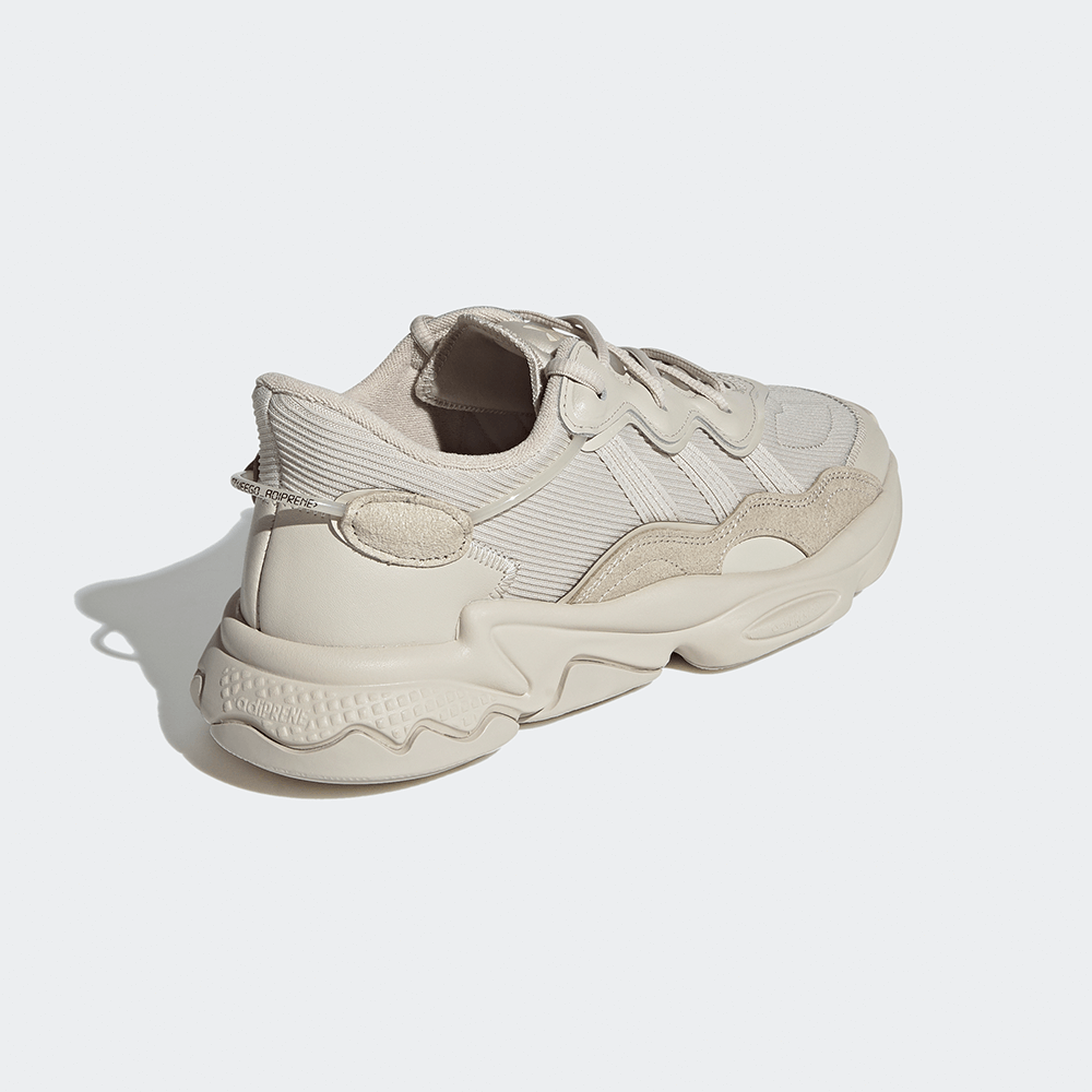 "Adidas Ozweego, Bliss (helles Beige/Creme), Mesh/Synthetik, futuristischer Sneaker mit wellenförmigen Overlays und markanter Sohle."