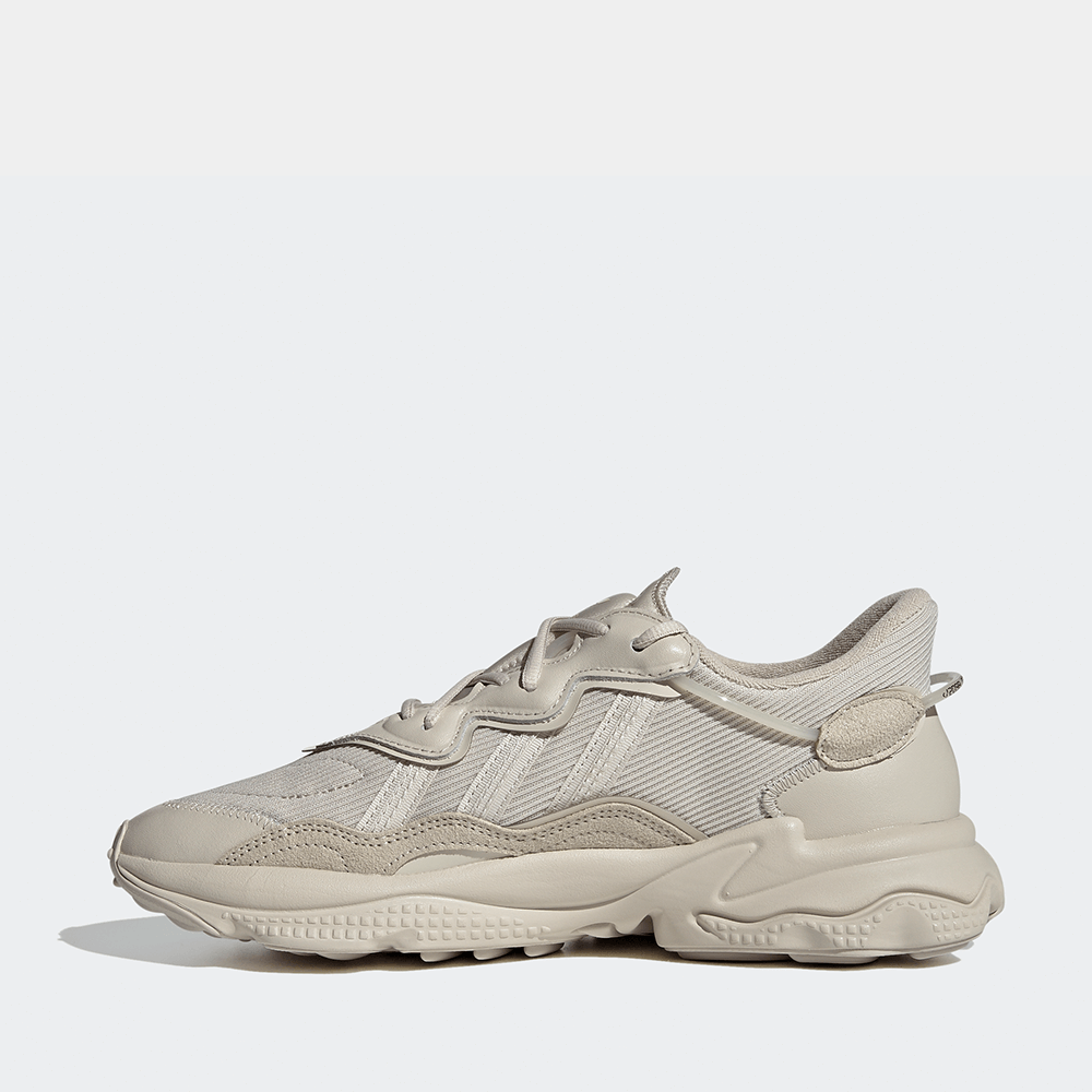 "Adidas Ozweego, Bliss (helles Beige/Creme), Mesh/Synthetik, futuristischer Sneaker mit wellenförmigen Overlays und markanter Sohle."