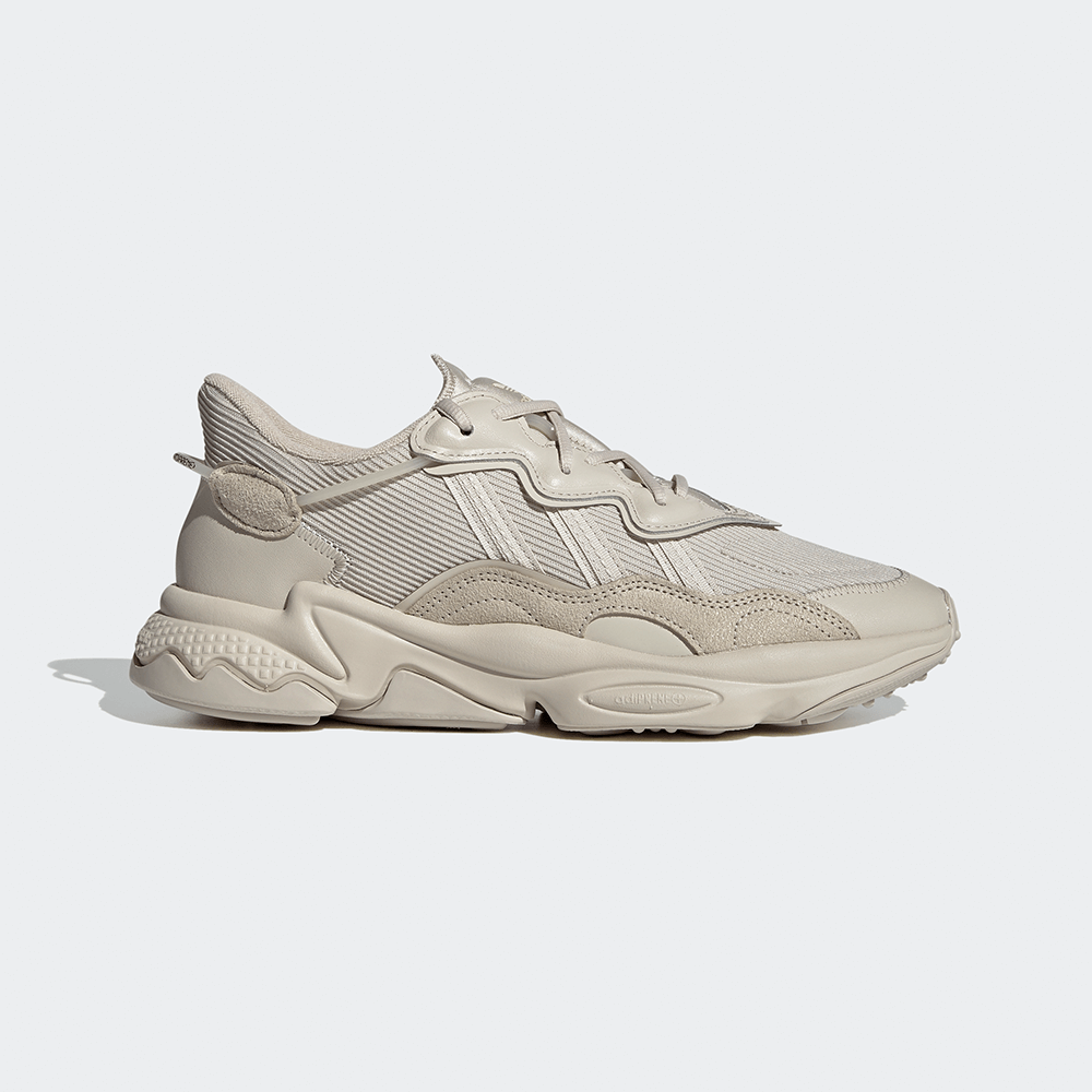"Adidas Ozweego, Bliss (helles Beige/Creme), Mesh/Synthetik, futuristischer Sneaker mit wellenförmigen Overlays und markanter Sohle."