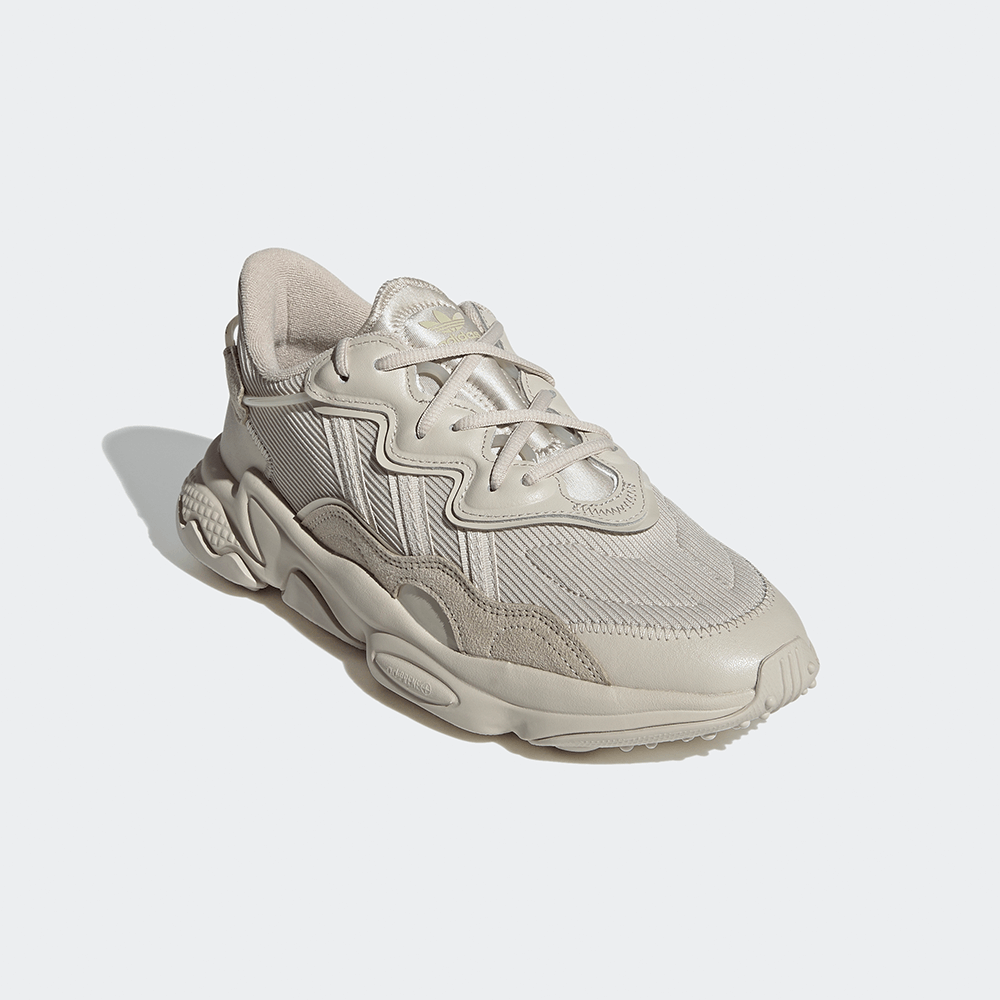 "Adidas Ozweego, Bliss (helles Beige/Creme), Mesh/Synthetik, futuristischer Sneaker mit wellenförmigen Overlays und markanter Sohle."