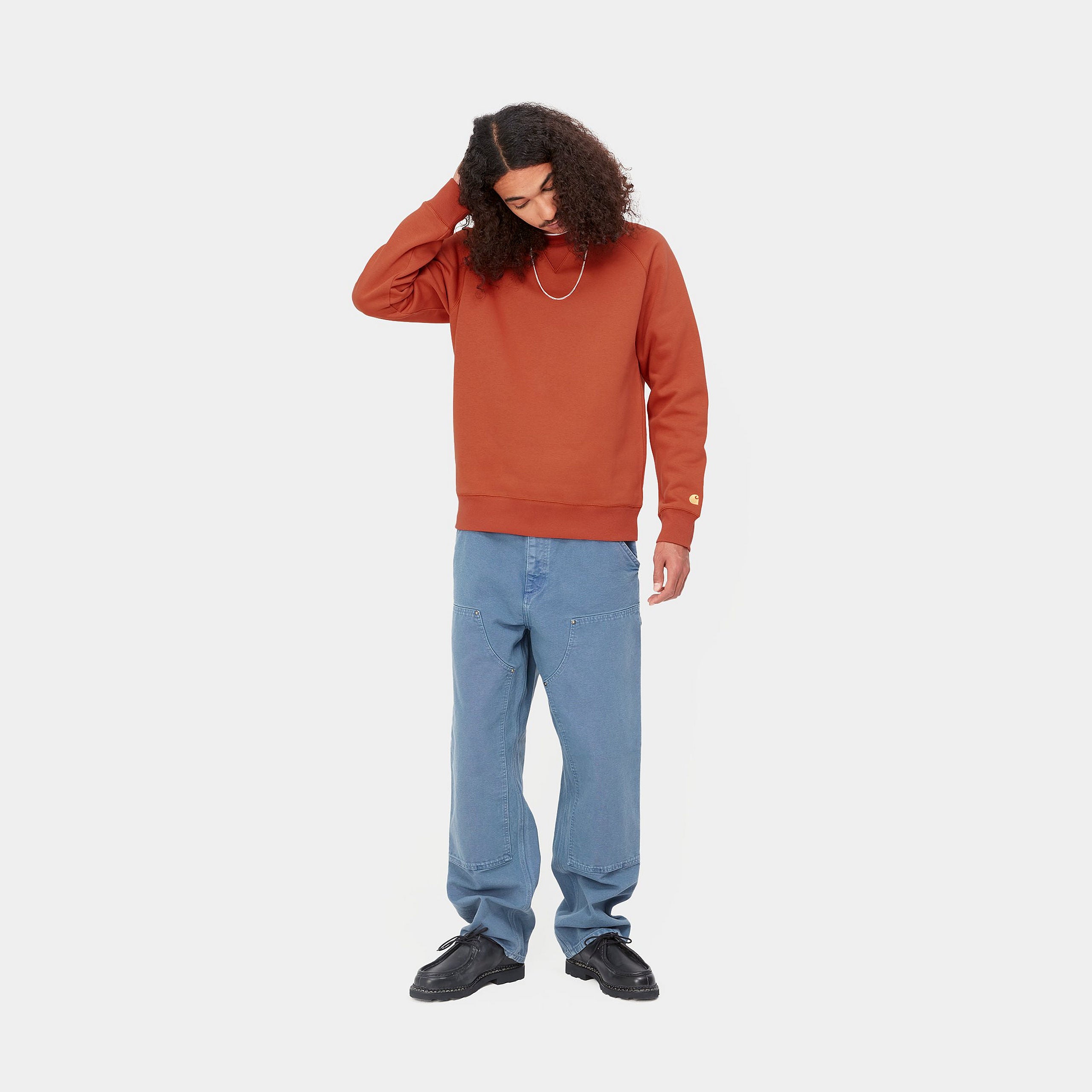 "Carhartt Chase Sweatshirt in Phoenix / Gold, Baumwollmischung, Raglanärmel, goldene Logo-Stickerei."