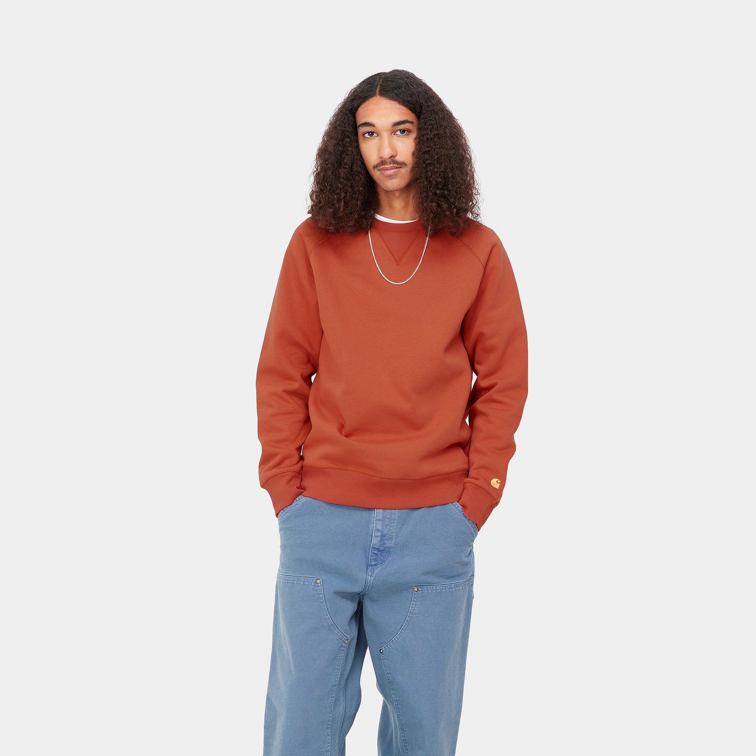 "Carhartt Chase Sweatshirt in Phoenix / Gold, Baumwollmischung, Raglanärmel, goldene Logo-Stickerei."