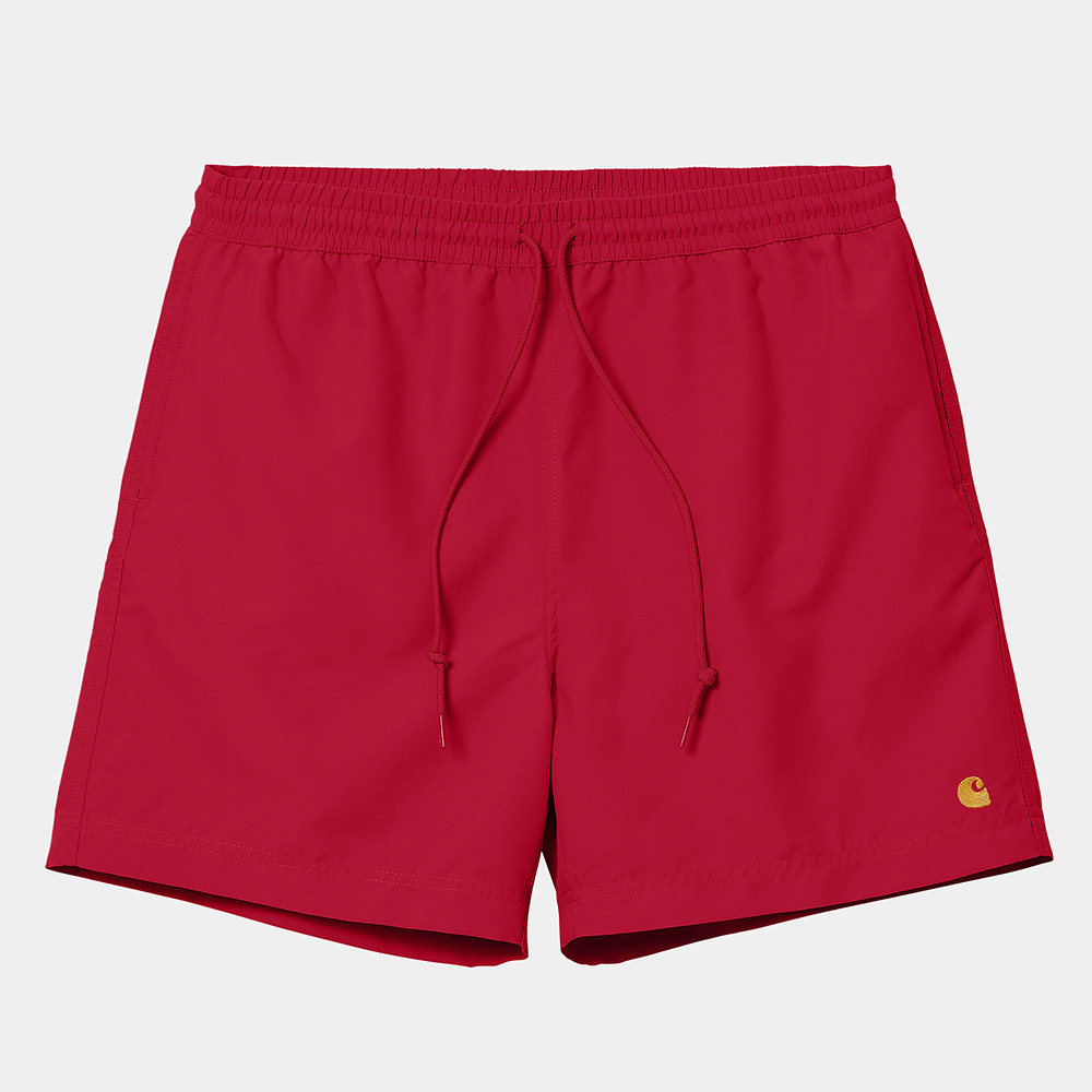 “Carhartt WIP Chase Swim Trunk – Cornel / Gold. Weinrote Badehose aus schnelltrocknendem Nylon mit Kordelzug und goldenem Logo-Stick.“