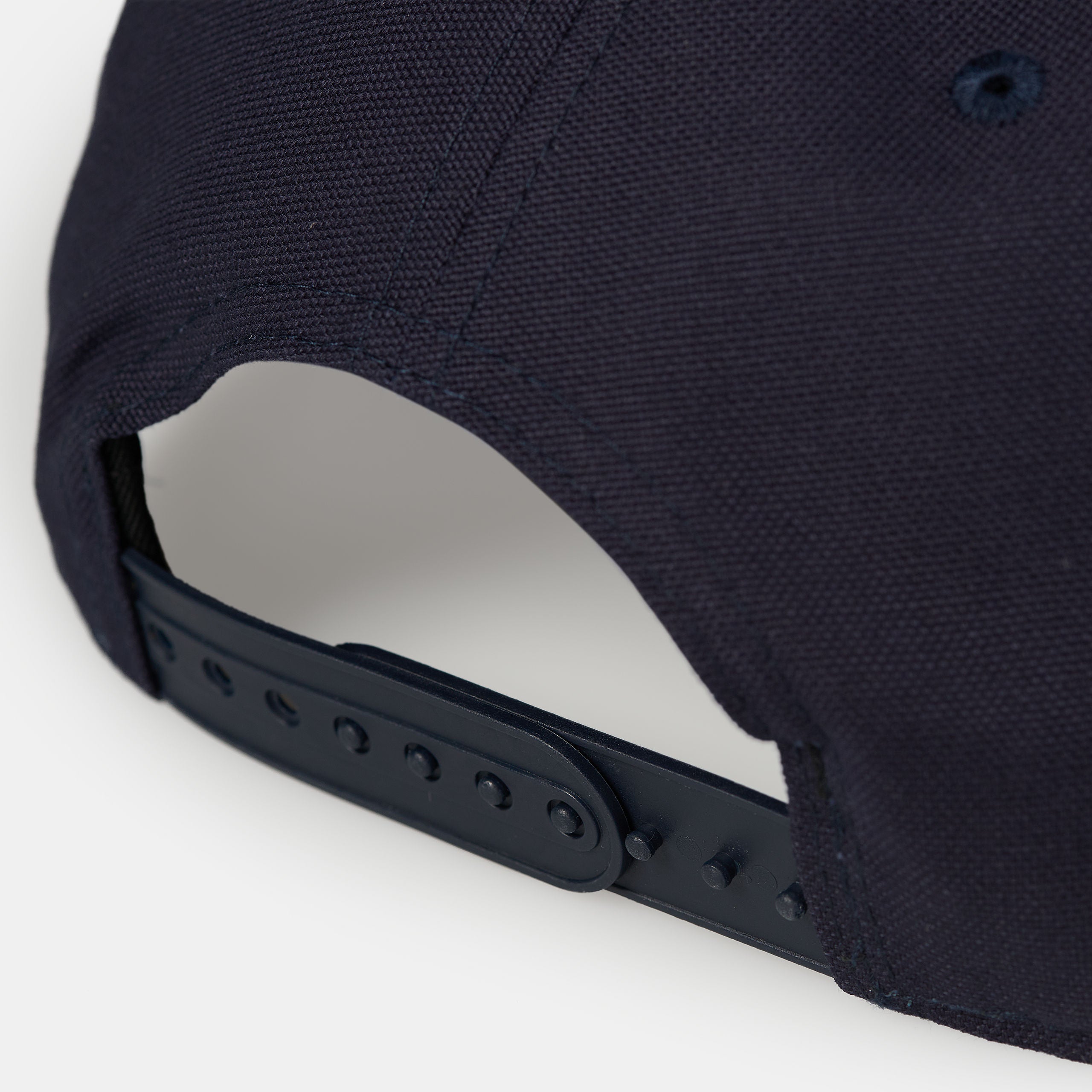"Carhartt Logo Cap in Dunkelblau, Baumwolle, klassische Baseballkappe mit quadratisches Etikett aus Kunstleder."