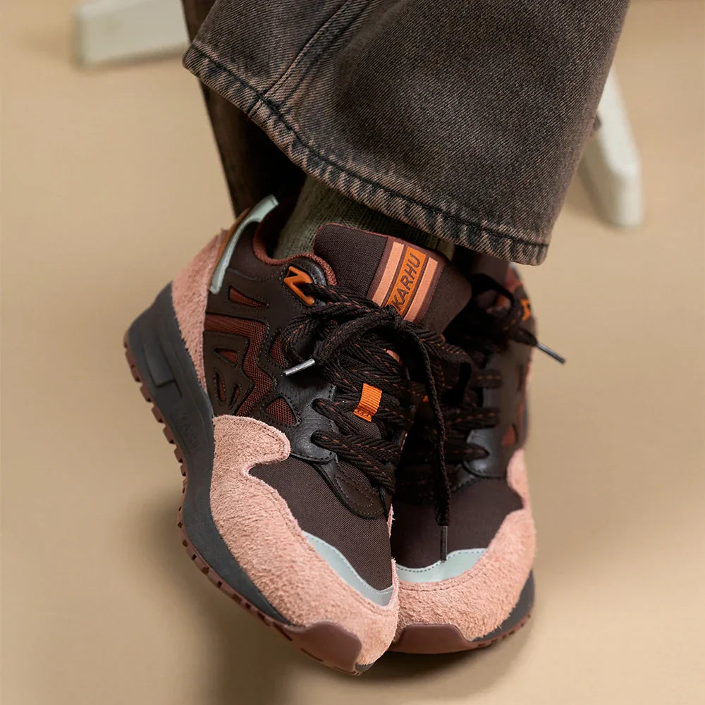 “Karhu Legacy 96 Sneaker in Korkbraun und Cappuccino. Retro-Laufschuh aus Wildleder und Mesh, mit Air-Cushion-Dämpfung.“