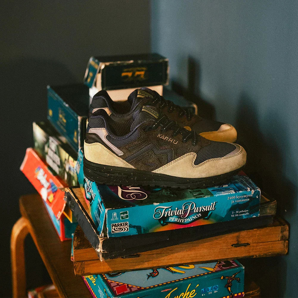 "Karhu Legacy 96 "Pub Quiz" in Pale Olive Green/Chocolate Torte, aus Wildleder und Mesh, mit Retro-Design und M-Logo an der Seite."