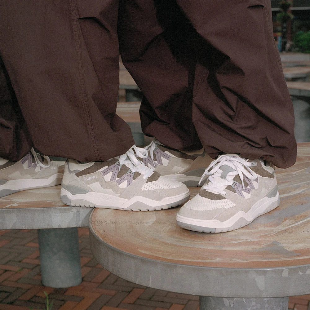 "Karhu Fusion XT in Artic Wolf/Quali, Wildleder/Synthetik, sportlicher Sneaker in Grau- und Blautönen mit farbigen Akzenten."