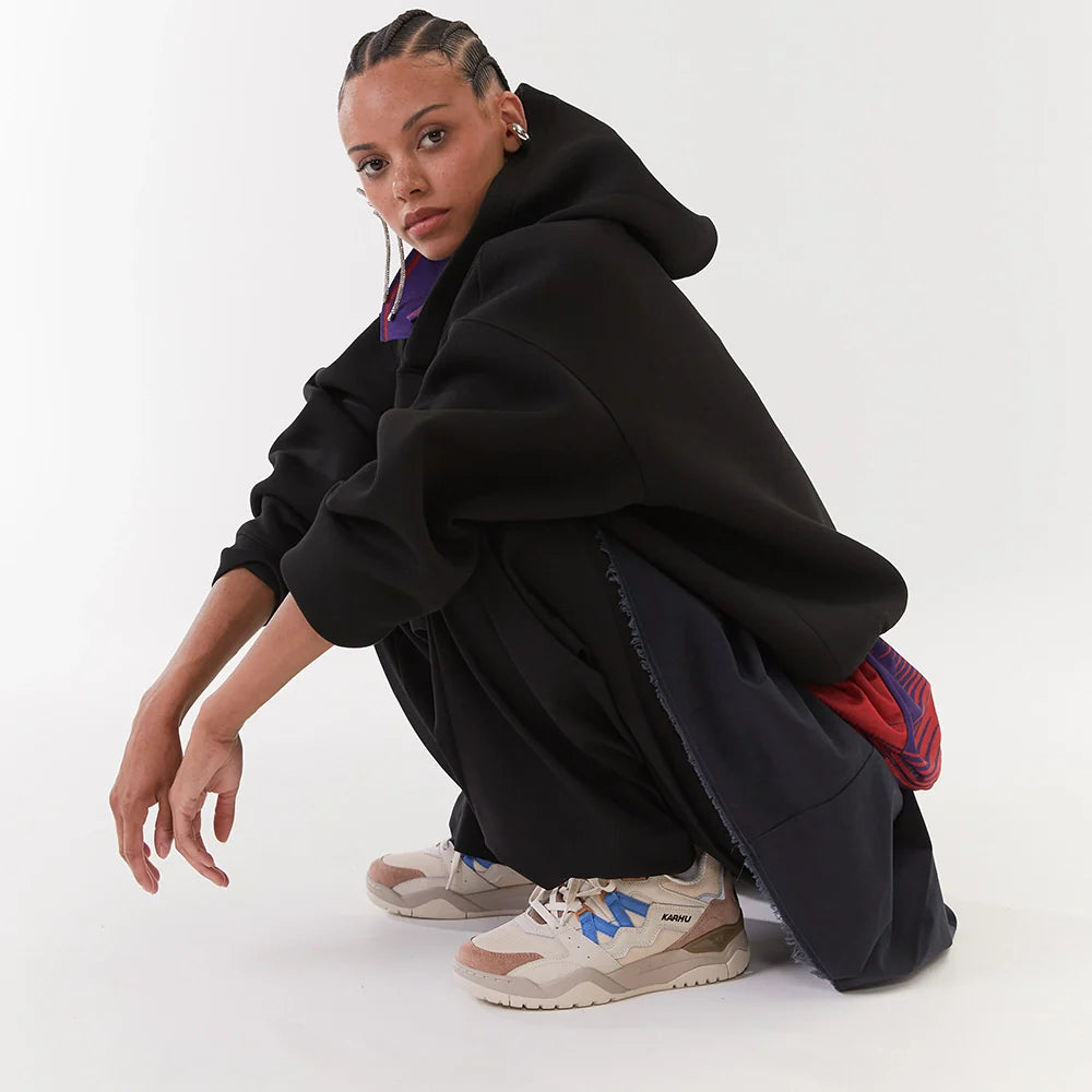 “Karhu Fusion XT Sneaker in Warm Taupe und Azurblau. Trail-inspirierter Schuh aus Wildleder und Mesh, mit robuster Sohle.“