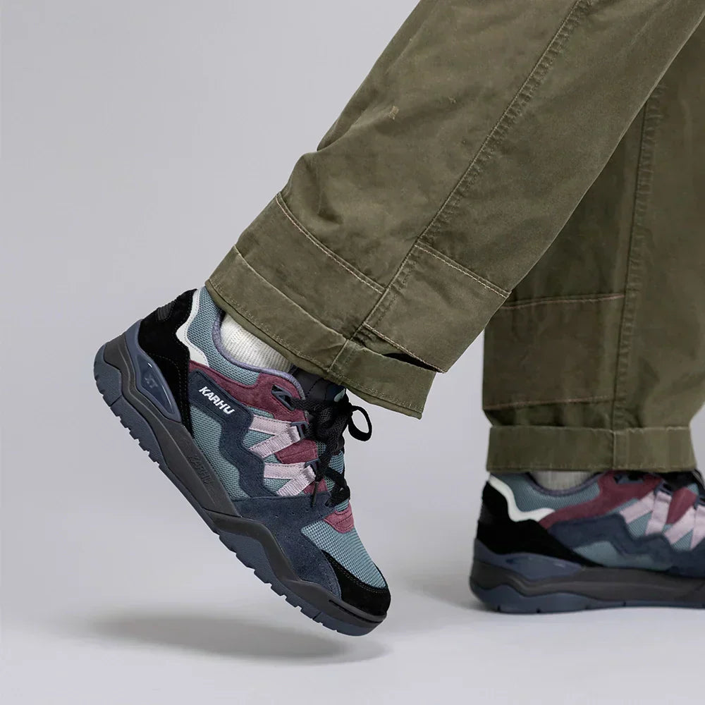 “Karhu Fusion XT Sneaker in Schwarz und Grau. Trail-inspirierter Schuh aus Wildleder und Mesh, mit robuster Sohle.“