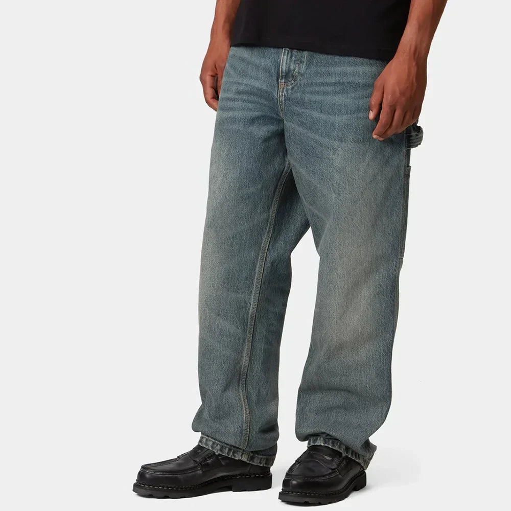 Carhartt WIP Single Knee Pant – Blue (worn used wash). Blaue Baumwoll-Twill-Hose im Used-Look, mit geradem Schnitt, aufgesetzten Taschen und Carhartt WIP Logo-Patch am Gesäß.