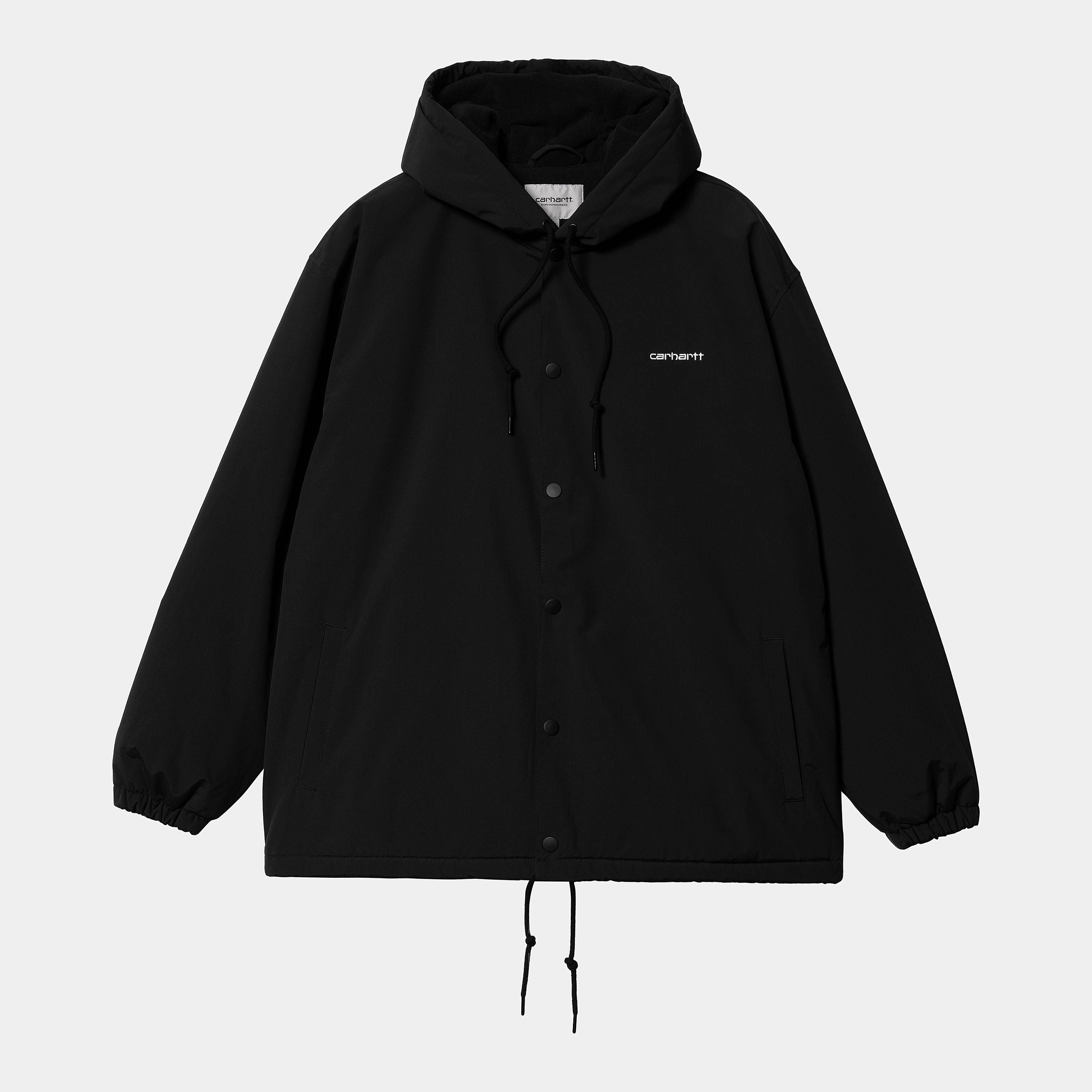 „Carhartt WIP Hooded Coach Jacket in Schwarz/Weiß, wasserabweisend, mit verstellbarer Kapuze, Fronttaschen und Logo auf der Brust.“