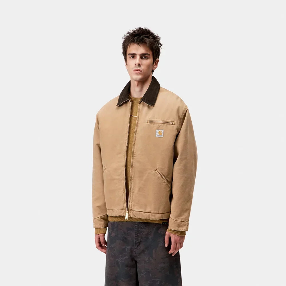 Grafik zur Größenberatung für die Carhartt Detroit Jacket bei Stickabush. Zeigt die Messpunkte (Brust, Schulter, Länge) und eine Tabelle mit relevanten Maßen für verschiedene Größen.